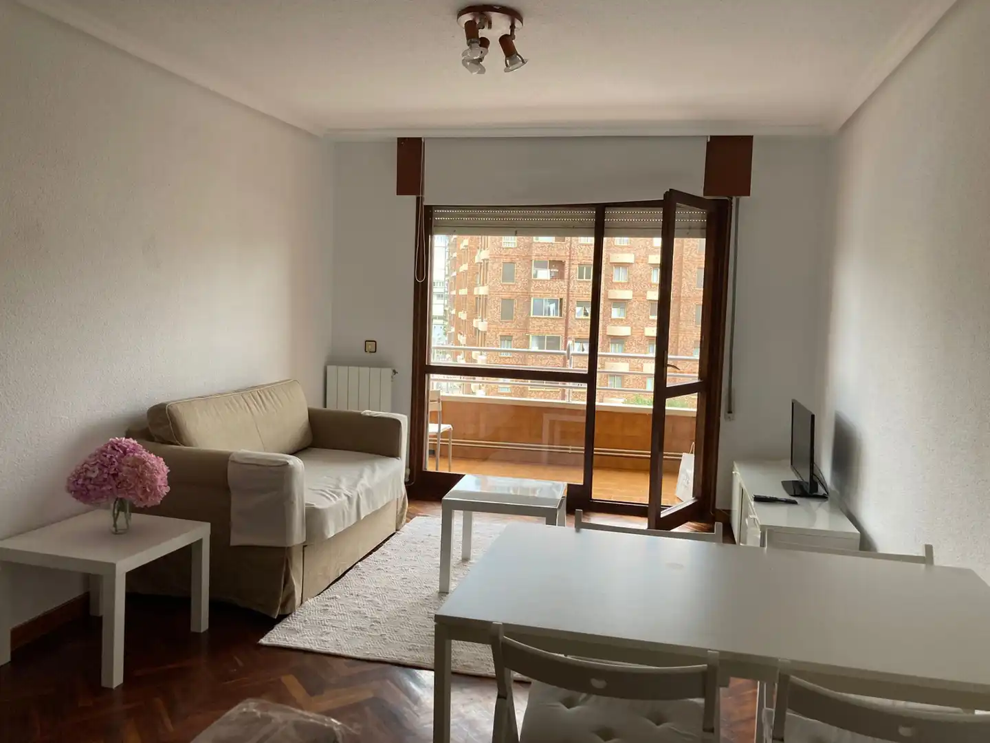 Sala d'estar de Apartament de lloguer en Santander amb Parquet, Terrassa i Moblat