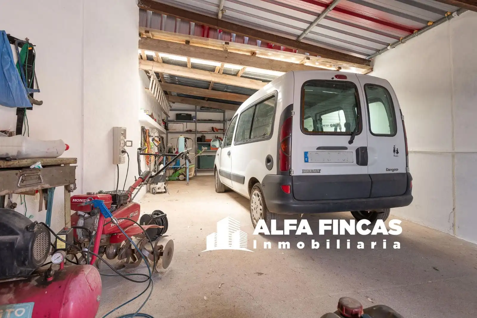 Aparcament de Casa o xalet en venda en El Provencio   amb Calefacció, Jardí privat i Terrassa