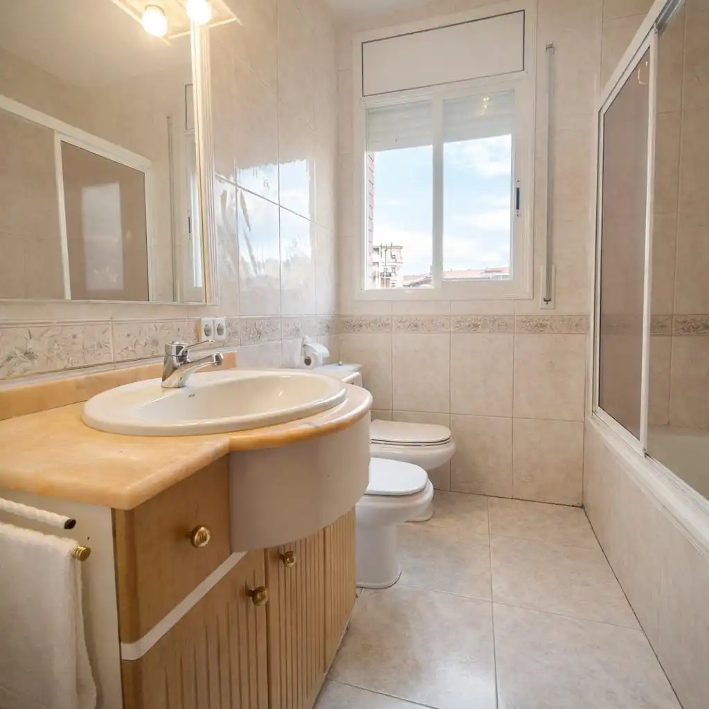 Baño de Ático en venta en Cerdanyola del Vallès con Aire acondicionado, Calefacción y Parquet