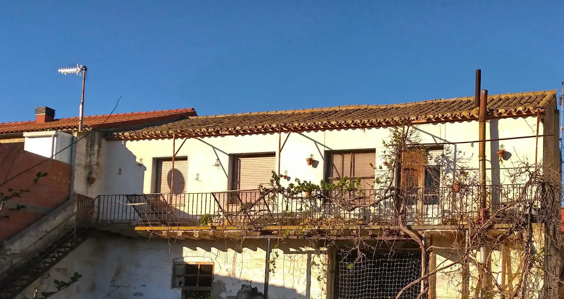 Vista exterior de Casa adosada en venda en Cabanillas amb Balcó