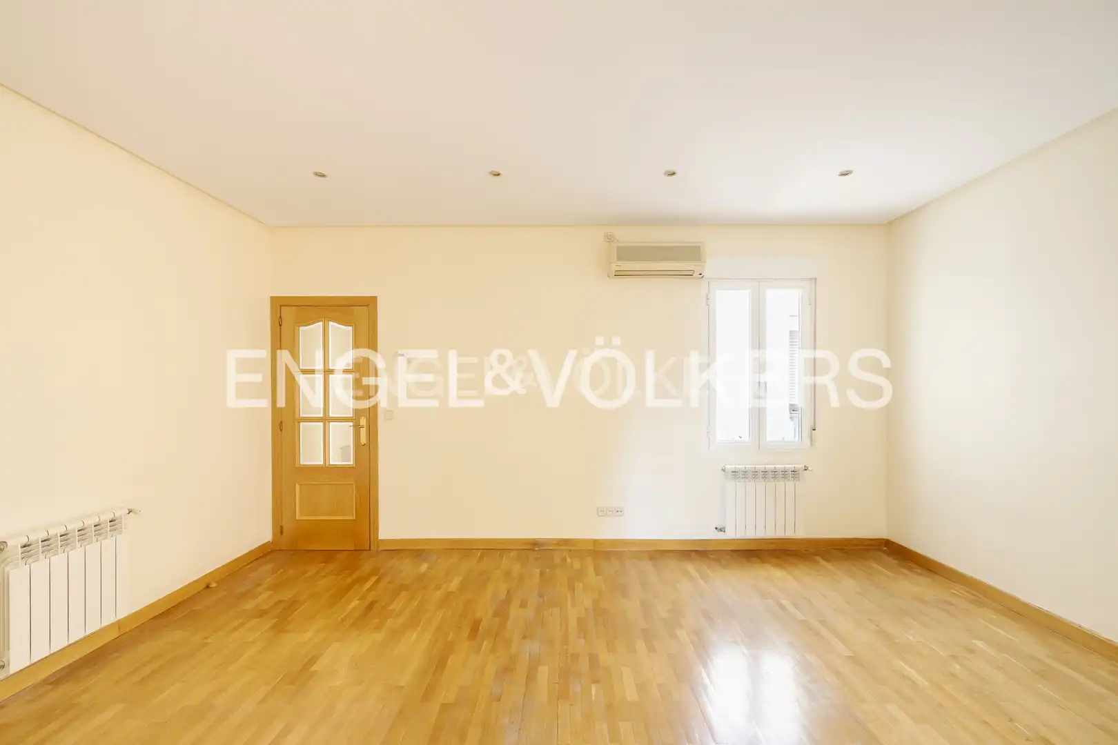 Living room of Flat for rent in Madrid  with Air Conditioner, Heating and Parquet flooring