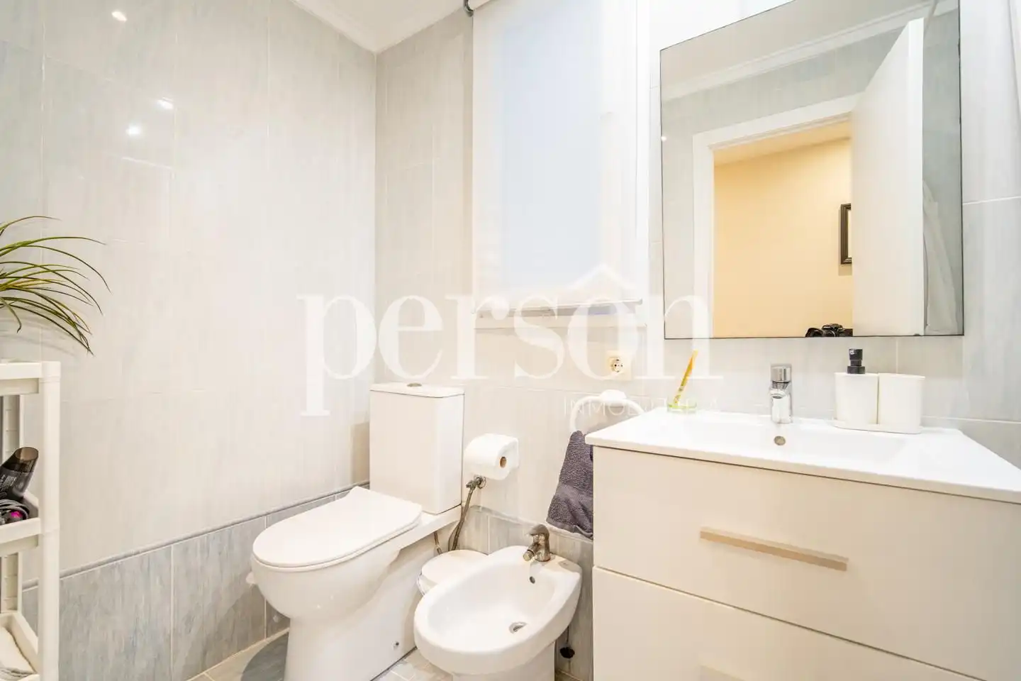 Bathroom of Flat for sale in Valencia  with Air Conditioner, Private garden and Furnished