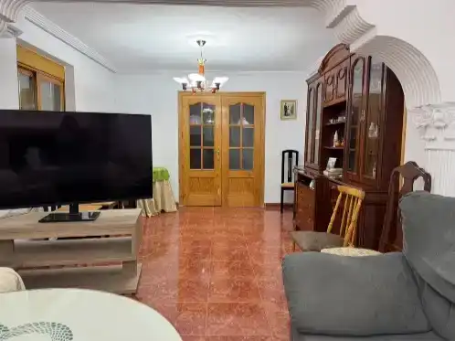 Sala d'estar de Casa adosada en venda en Segura de la Sierra amb Aire condicionat, Traster i Moblat