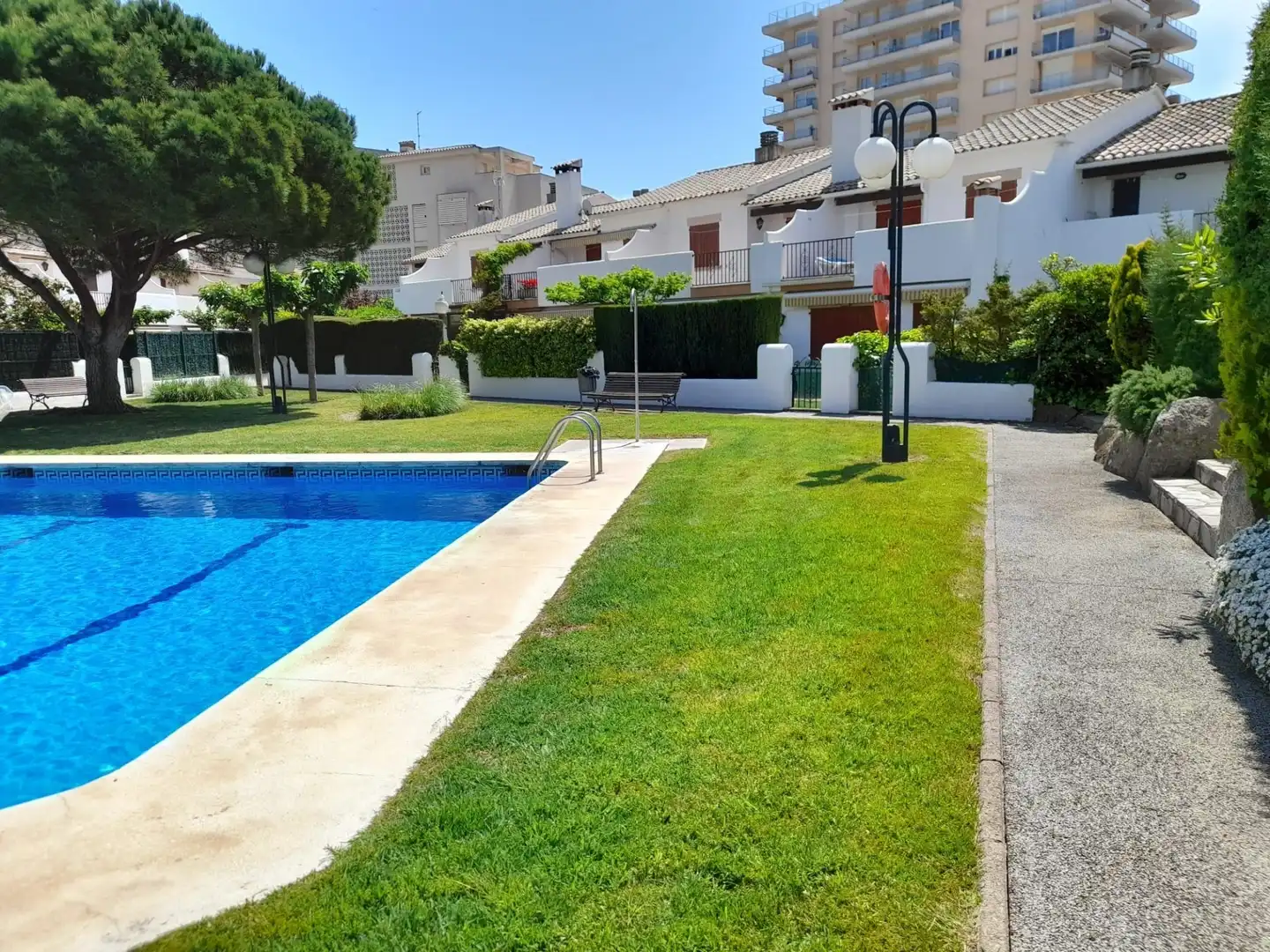 Schwimmbecken von Einfamilien-Reihenhaus zum Verkauf in Calonge i Sant Antoni mit Heizung, Terrasse und Abstellraum