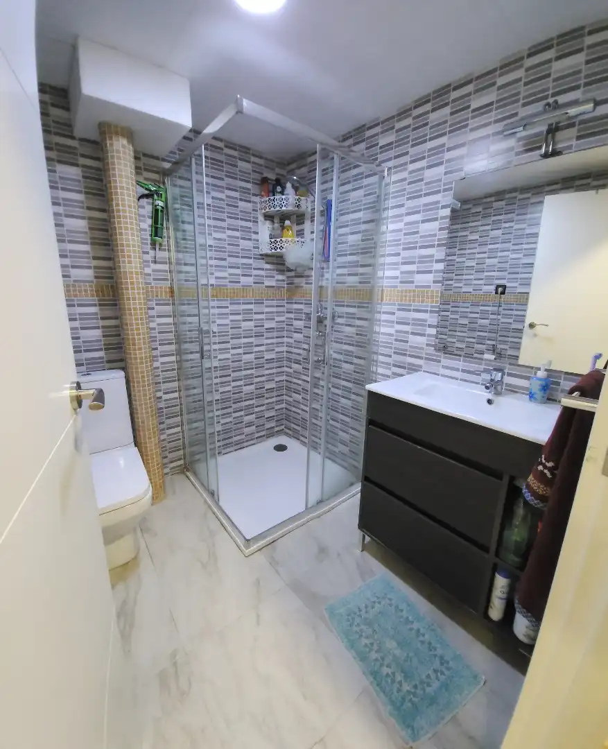 Badezimmer von Wohnung zum Verkauf in Granada mit Balkon