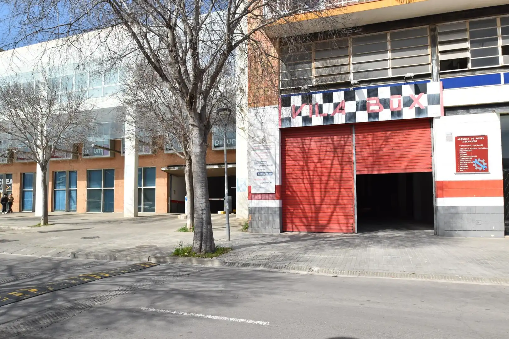 Außenansicht von Fabrikhallen zur Miete in Vilanova i la Geltrú