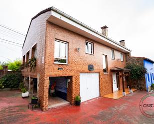 Vista exterior de Casa o xalet en venda en Gijón  amb Calefacció, Jardí privat i Parquet