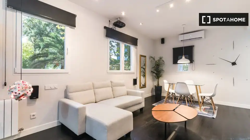 Sala de estar de Estudio para compartir en Madrid con Aire acondicionado, Terraza y Amueblado