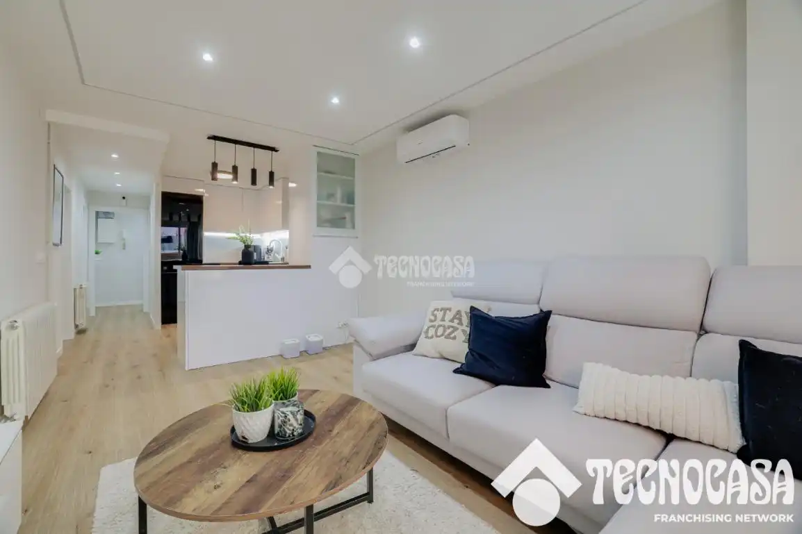Living room of Flat for sale in Santa Coloma de Gramenet  with Air Conditioner, Heating and Parquet flooring
