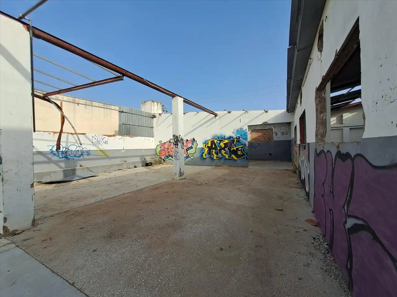 Vista exterior de Nau industrial en venda en Tavernes de la Valldigna