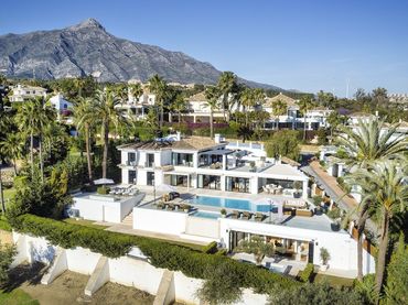 Xalet amb piscina en venda a Nueva Andalucía
