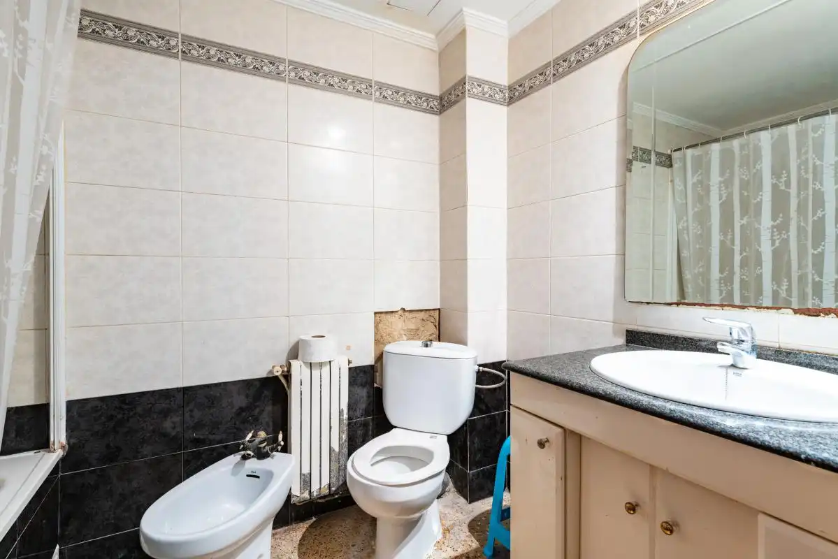 Baño de Piso en venta en Castellón de la Plana / Castelló de la Plana con Calefacción, Terraza y Balcón