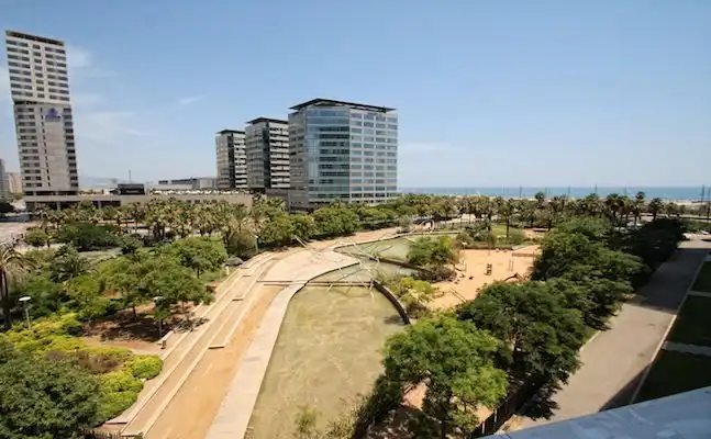 Vista exterior de Piso en venta en Barcelona con Terraza y Piscina comunitaria