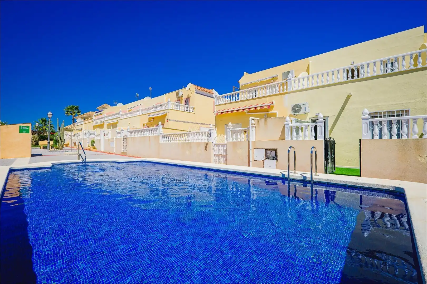 Piscina de Casa adosada en venta en Orihuela con Aire acondicionado, Terraza y Trastero