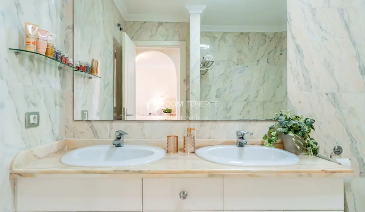 Badezimmer von Wohnung zum Verkauf in Santiago del Teide mit Terrasse, Abstellraum und Schwimmbad