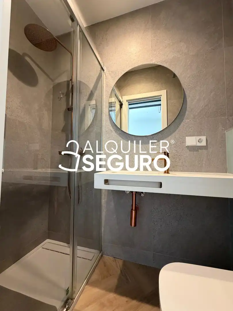 Baño de Piso de alquiler en Madrid con Aire acondicionado, Calefacción y Amueblado