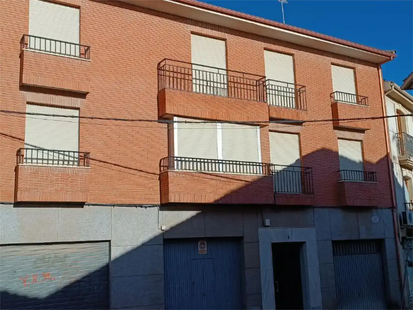 Vista exterior de Casa adosada en venda en Linares amb Balcó