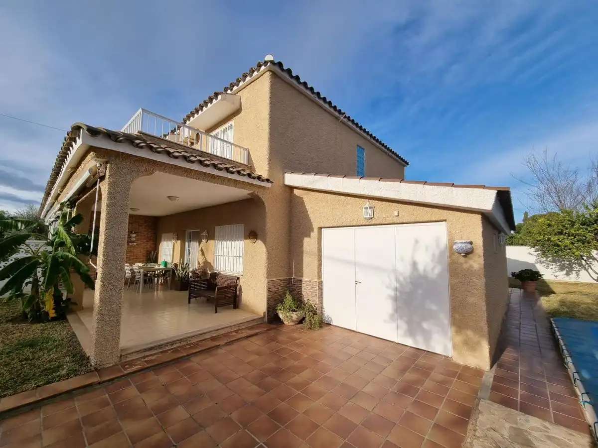 Vista exterior de Casa o xalet en venda en Castellón de la Plana / Castelló de la Plana amb Aire condicionat, Calefacció i Terrassa