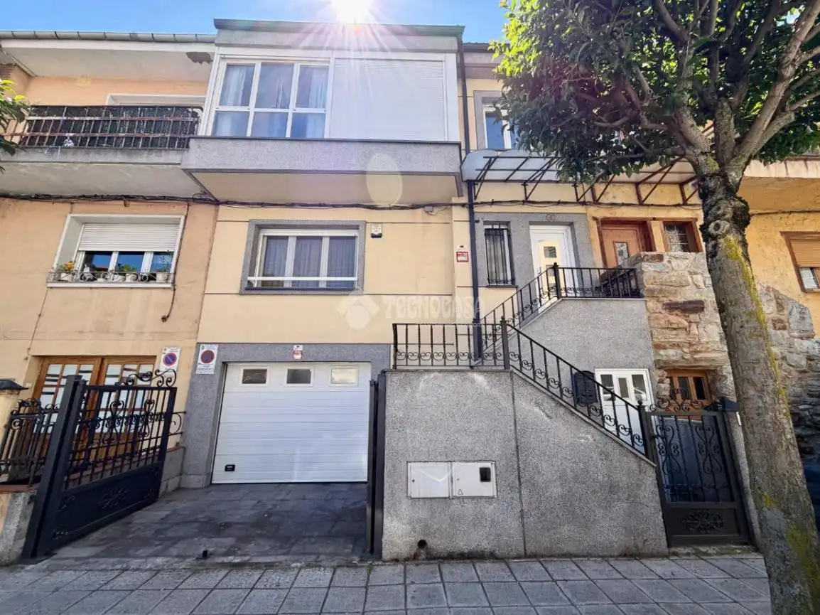 Vista exterior de Casa adosada en venta en León Capital  con Parquet, Terraza y Amueblado