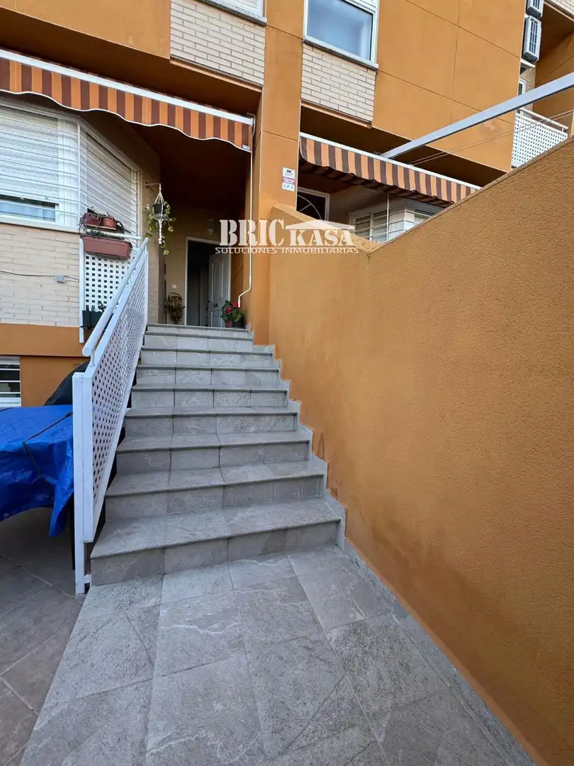 Vista exterior de Casa adosada en venda en Cáceres amb Aire condicionat, Calefacció i Terrassa