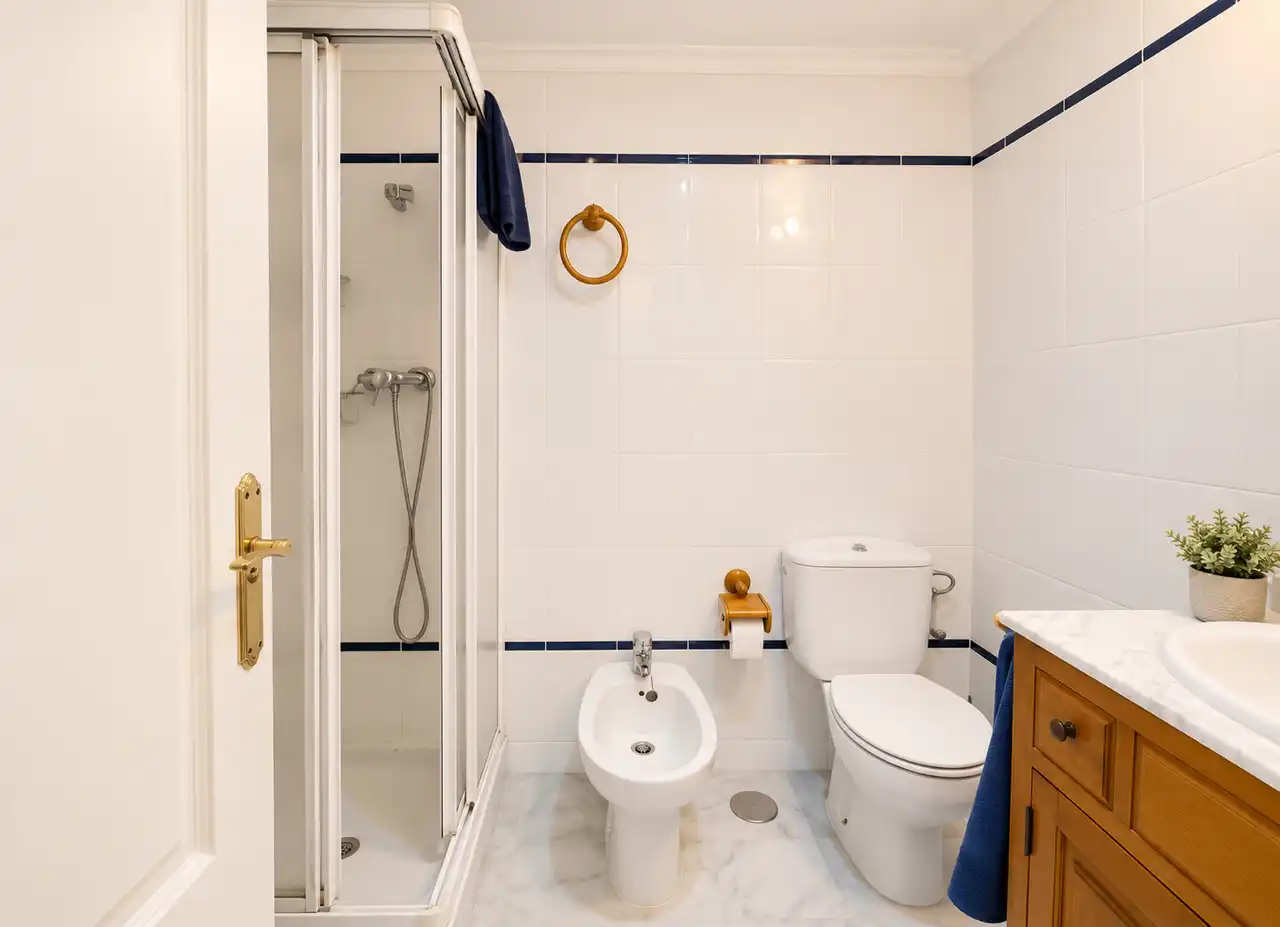 Baño de Piso en venta en Marbella con Aire acondicionado, Terraza y Amueblado