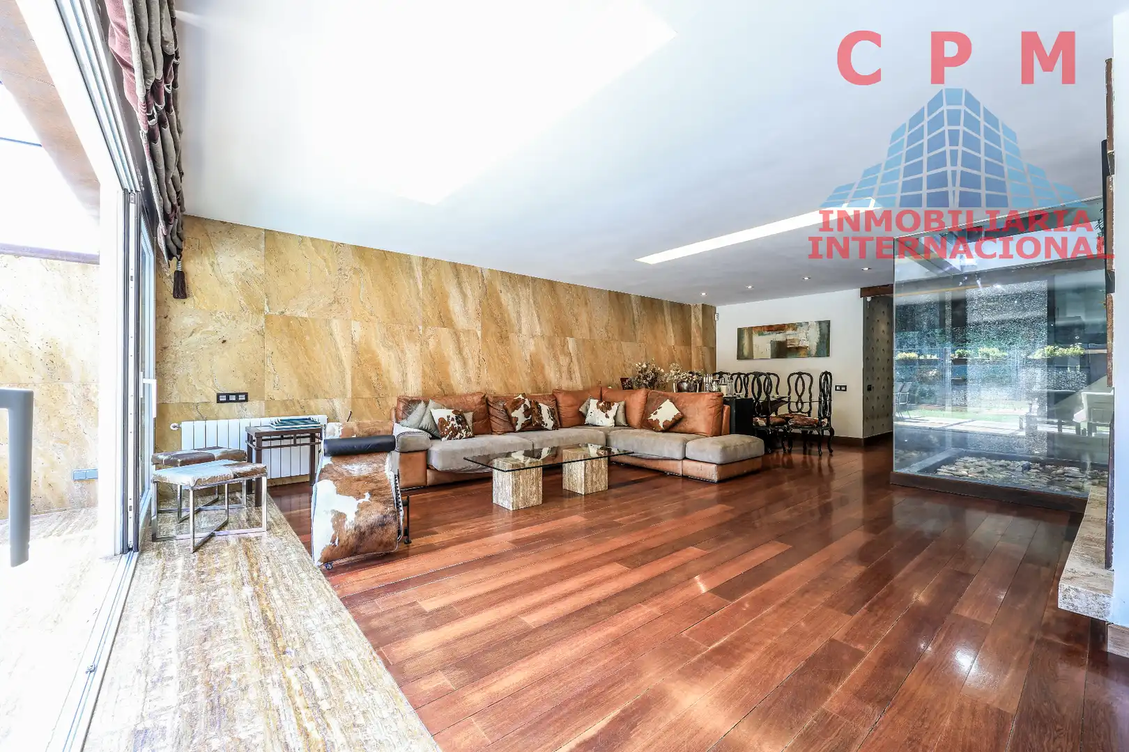 Sala d'estar de Casa adosada de lloguer en La Moraleja amb Aire condicionat, Calefacció i Jardí privat