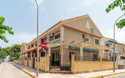 Vista exterior de Casa adosada en venda en Pilar de la Horadada amb Aire condicionat, Terrassa i Balcó