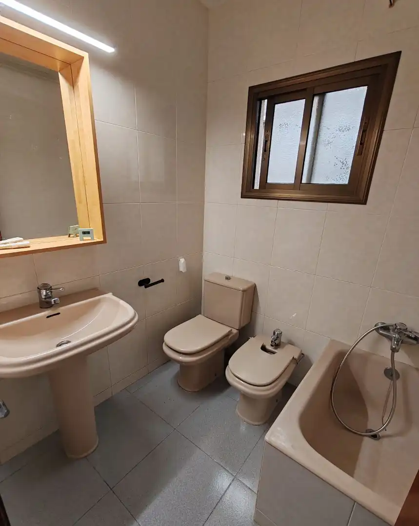 Baño de Piso de alquiler en Badalona con Calefacción, Horno y Balcón