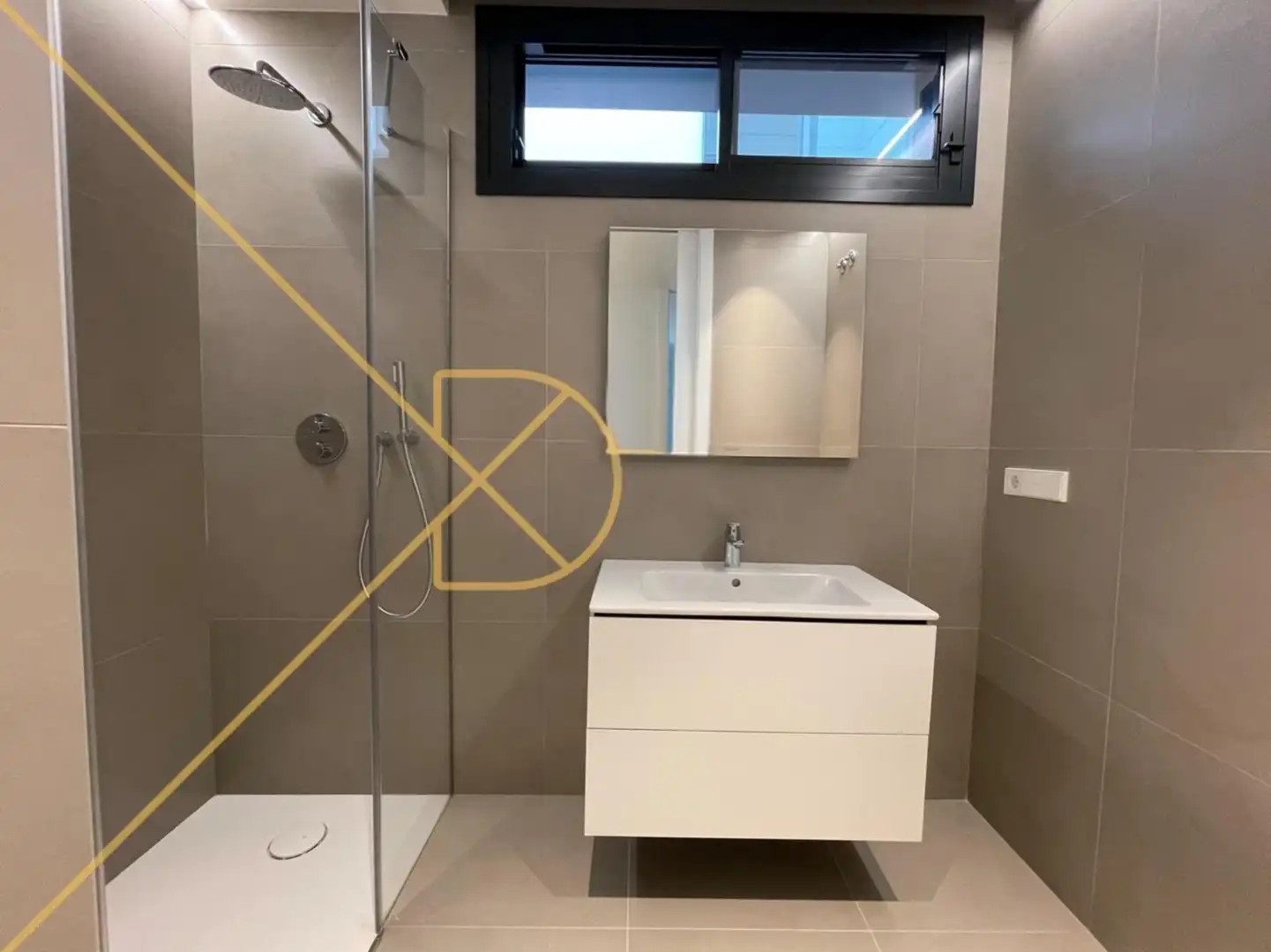 Badezimmer von Wohnung zum Verkauf in Barcelona mit Klimaanlage, Heizung und Parkett