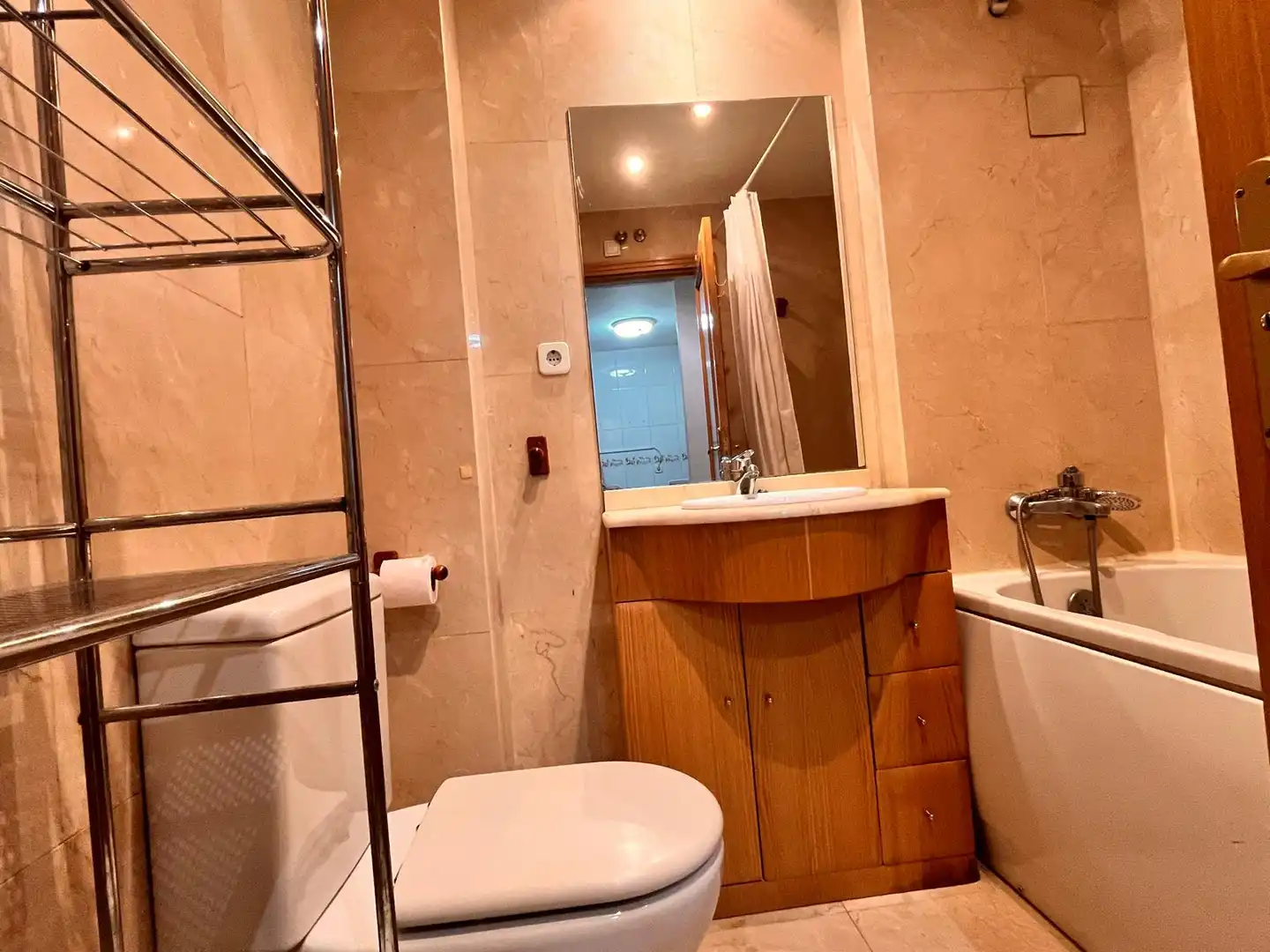 Baño de Apartamento en venta en Villanueva de la Cañada con Aire acondicionado, Calefacción y Parquet