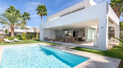 Exclusiva villa contemporánea con vistas panorámicas, piscina privada y amplios espacios diseñados para disfrutar del estilo de vi