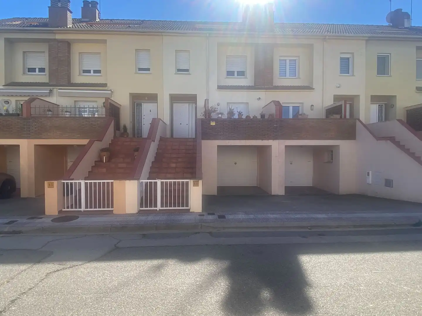 Vista exterior de Casa adosada en venta en Girona con Calefacción, Jardín privado y Terraza