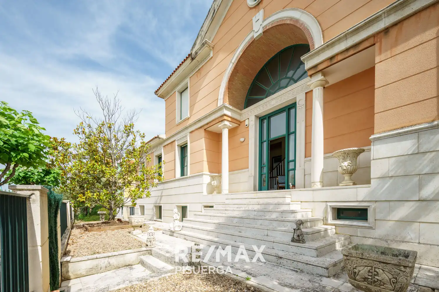 Vista exterior de Casa o xalet en venda en Valladolid amb Calefacció, Jardí privat i Terrassa