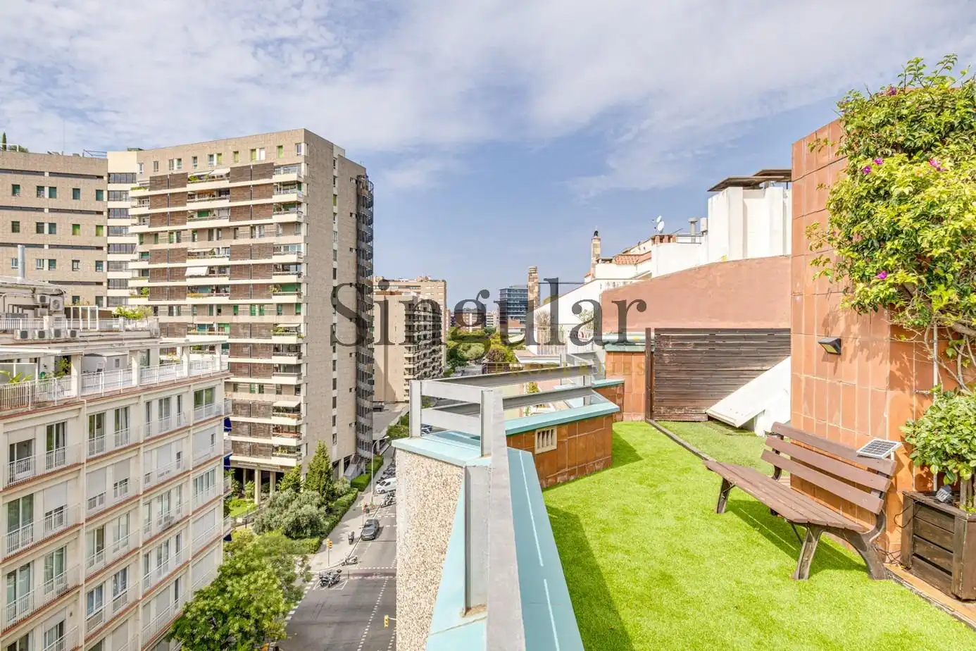 Vista exterior de Ático en venta en Barcelona con Calefacción, Parquet y Terraza
