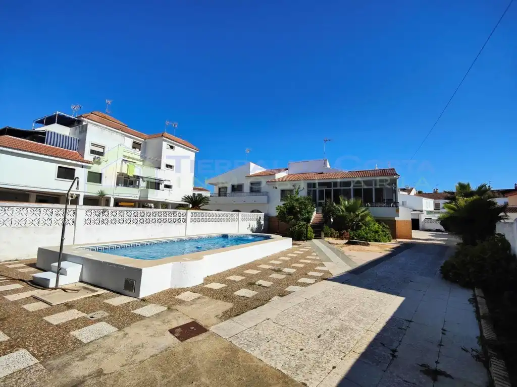 Vista exterior de Casa o xalet en venda en La Antilla amb Jardí privat, Terrassa i Traster