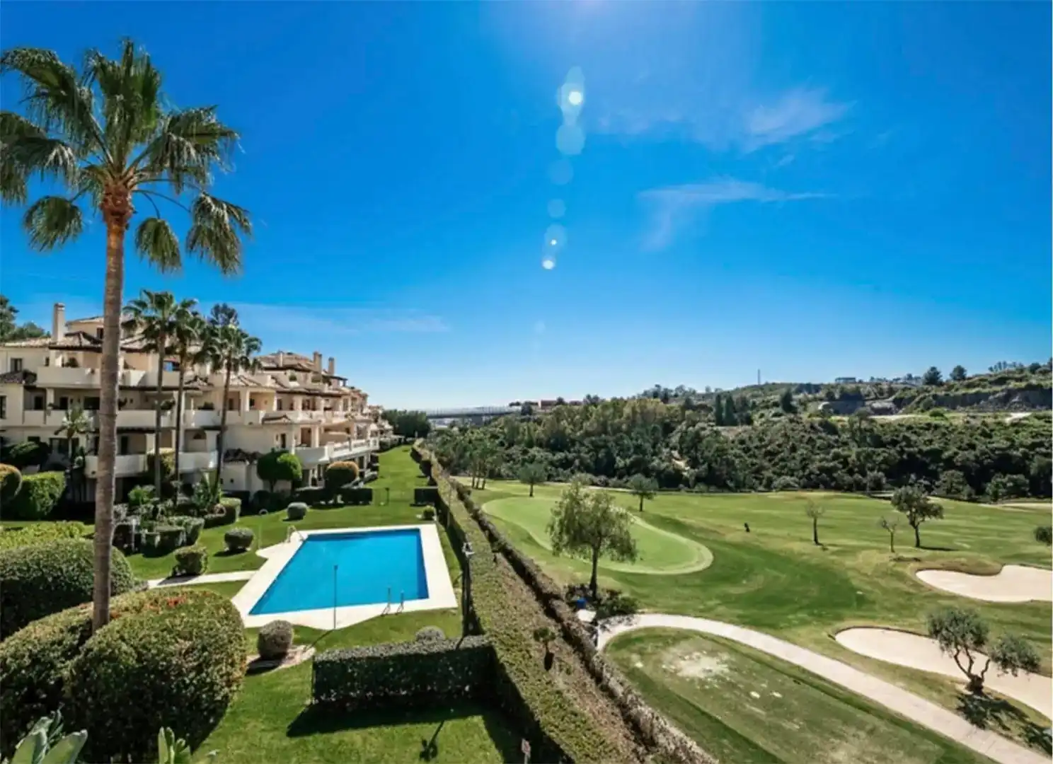 Vista exterior de Piso en venta en Benahavís con Aire acondicionado y Piscina