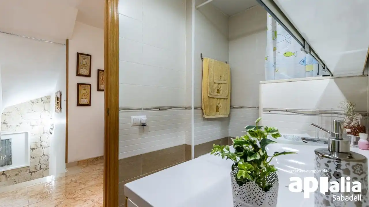 Bany de Casa o xalet en venda en Terrassa amb Aire condicionat, Calefacció i Jardí privat