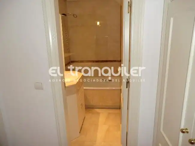 Baño de Dúplex de alquiler en Majadahonda con Trastero, Piscina y Lavadora