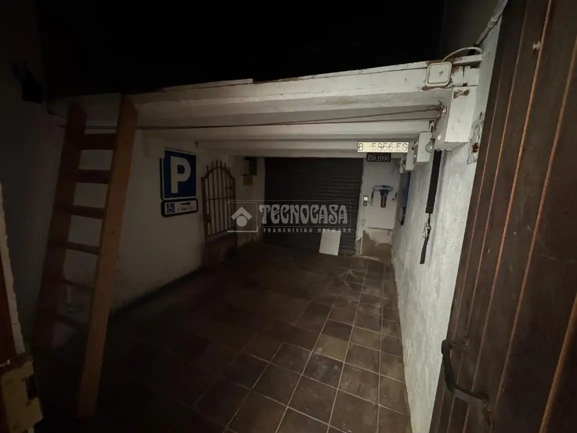 Parkplatz von Einfamilien-Reihenhaus zum Verkauf in Barcelona mit Klimaanlage und Terrasse