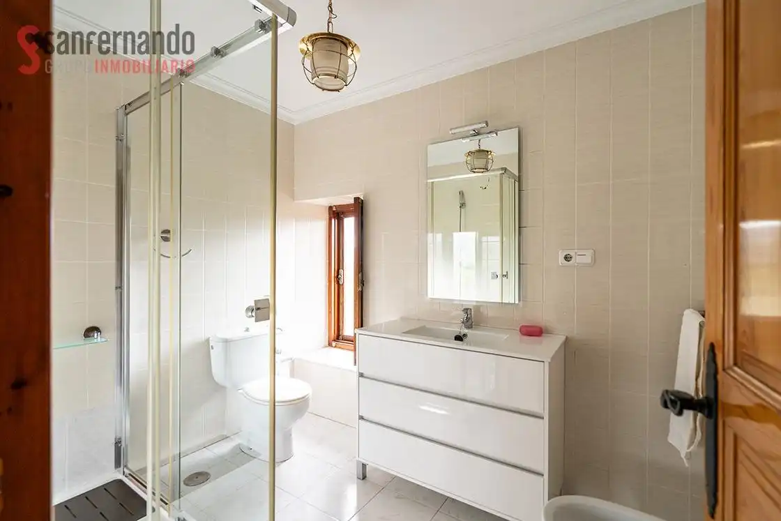 Baño de Finca rústica en venta en Penagos con Calefacción, Jardín privado y Trastero