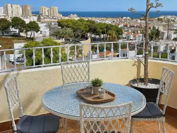 Terrasse von Dachboden zur Miete in Roquetas de Mar mit Klimaanlage, Schwimmbad und Möbliert