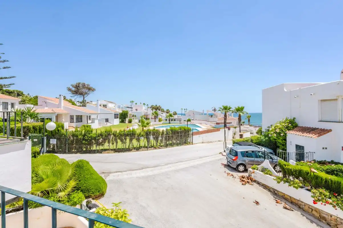 Vista exterior de Casa adosada en venda en Mijas amb Aire condicionat, Calefacció i Jardí privat