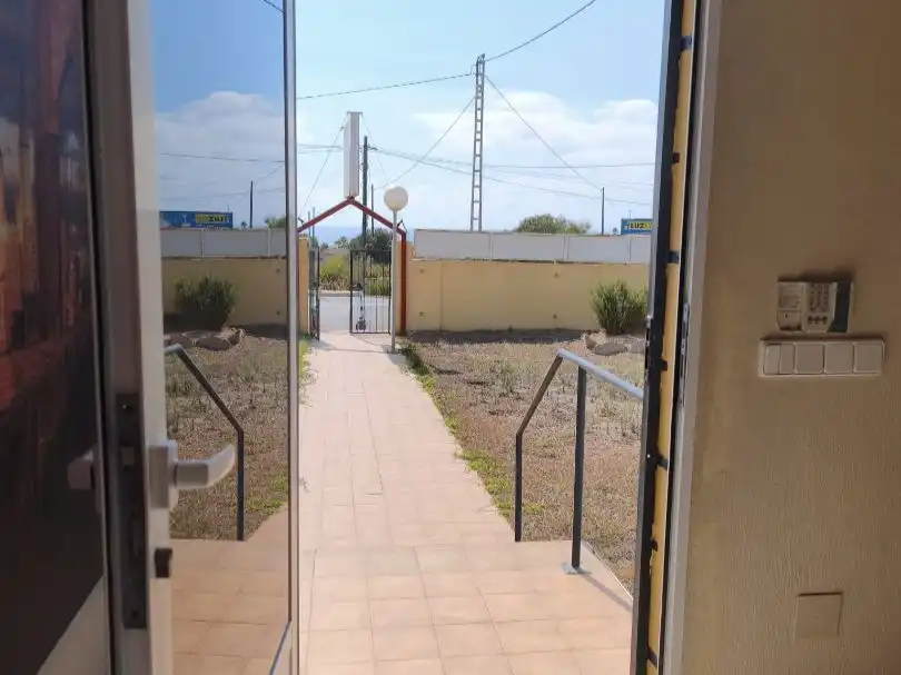 Büro zur Miete in Torrevieja mit Klimaanlage und Terrasse