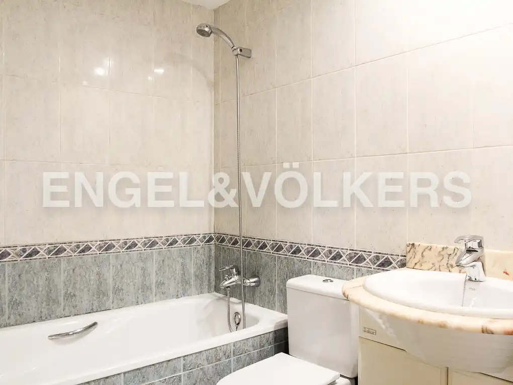 Badezimmer von Wohnung zur Miete in Valencia mit Klimaanlage, Heizung und Balkon