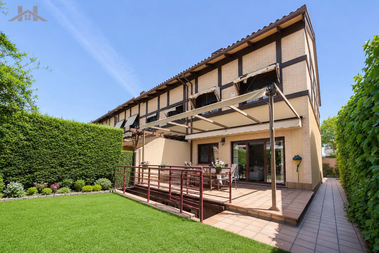 Terrasse von Einfamilien-Reihenhaus zum Verkauf in Boadilla del Monte mit Heizung, Privatgarten und Abstellraum