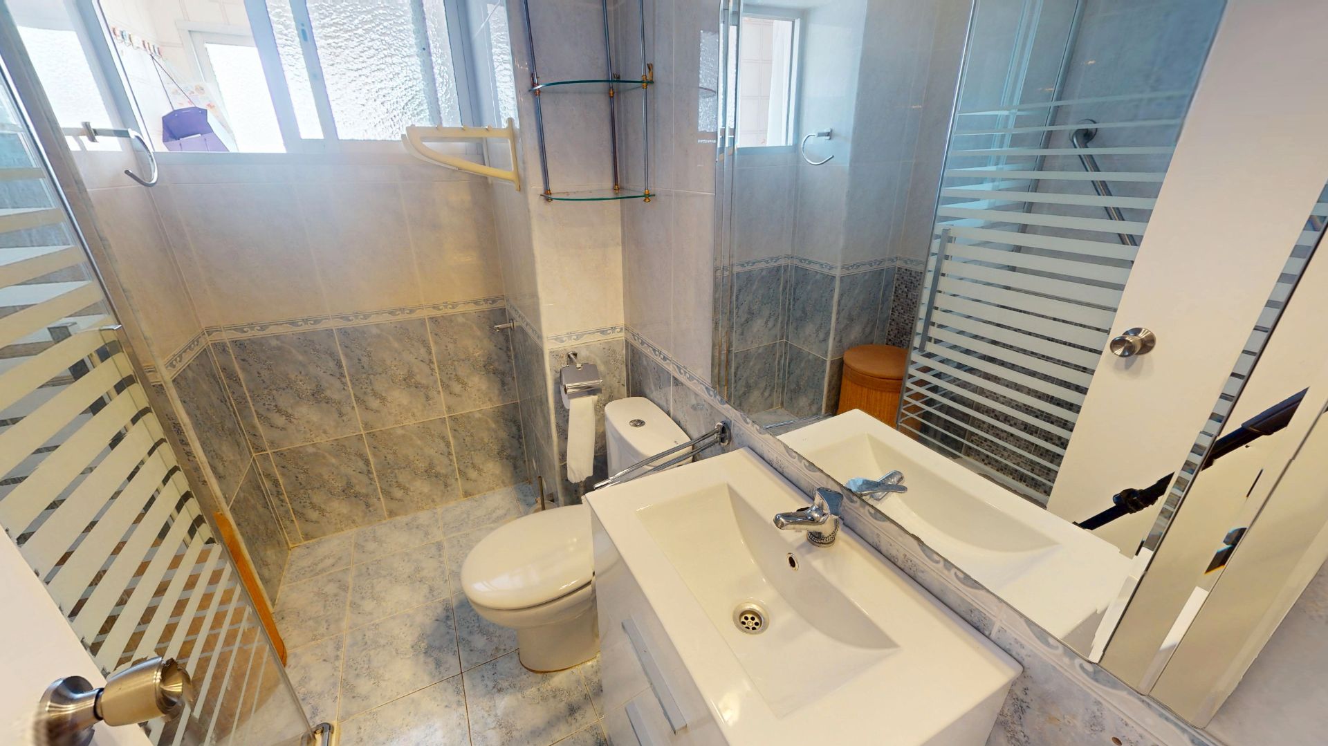 Bathroom of Flat for sale in Alicante / Alacant  with Air Conditioner, Furnished and Oven