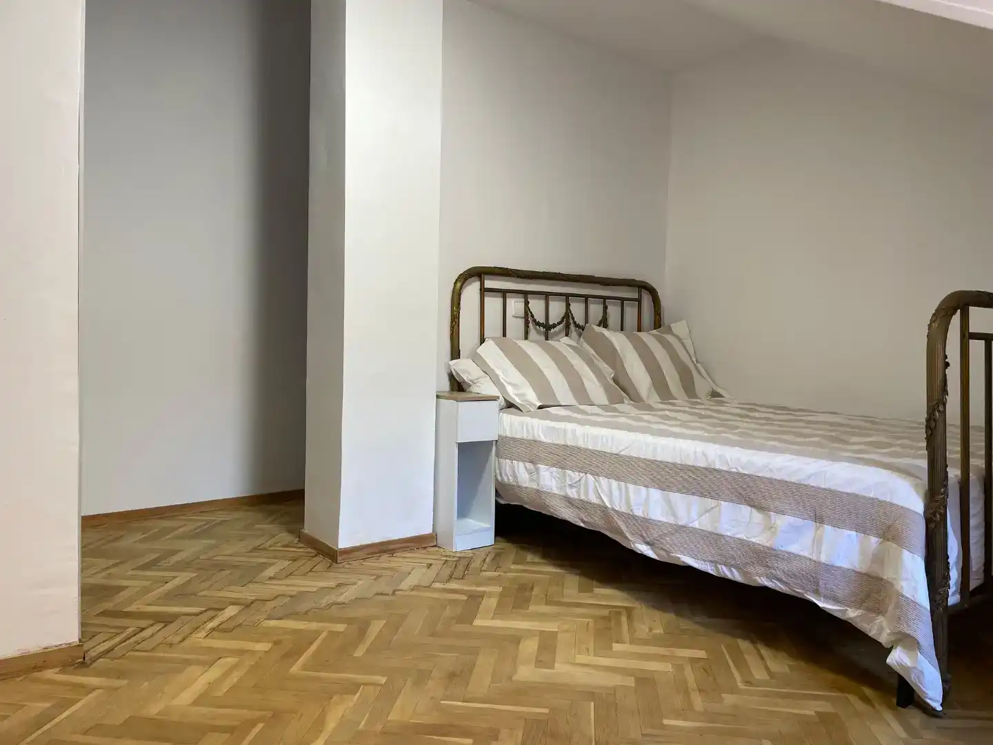 Schlafzimmer von Dachboden zur Miete in  Toledo Capital mit Klimaanlage