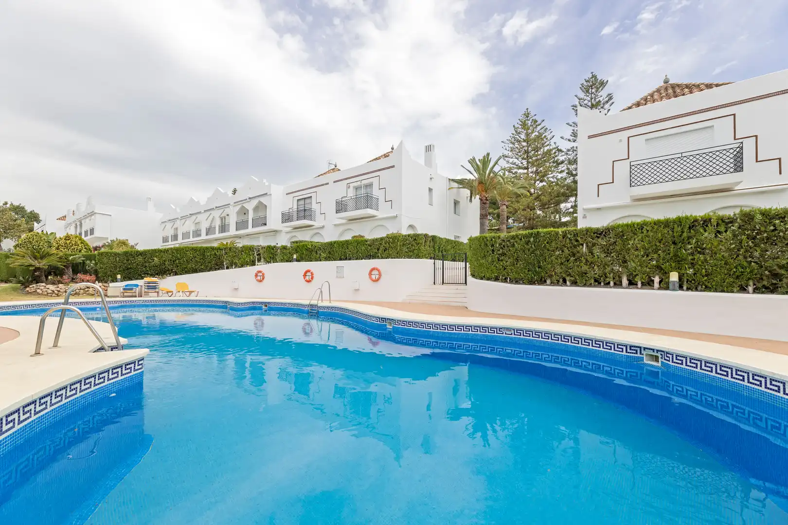 Piscina de Casa adosada en venda en Marbella amb Aire condicionat, Jardí privat i Terrassa