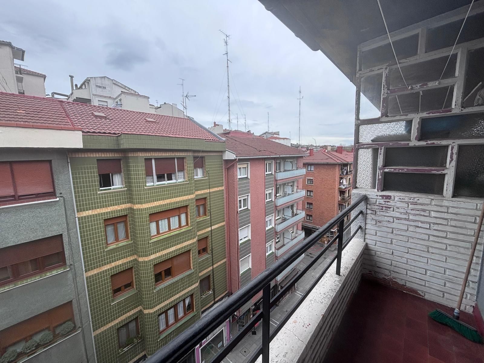 Vista exterior de Pis en venda en Basauri  amb Calefacció, Terrassa i Moblat