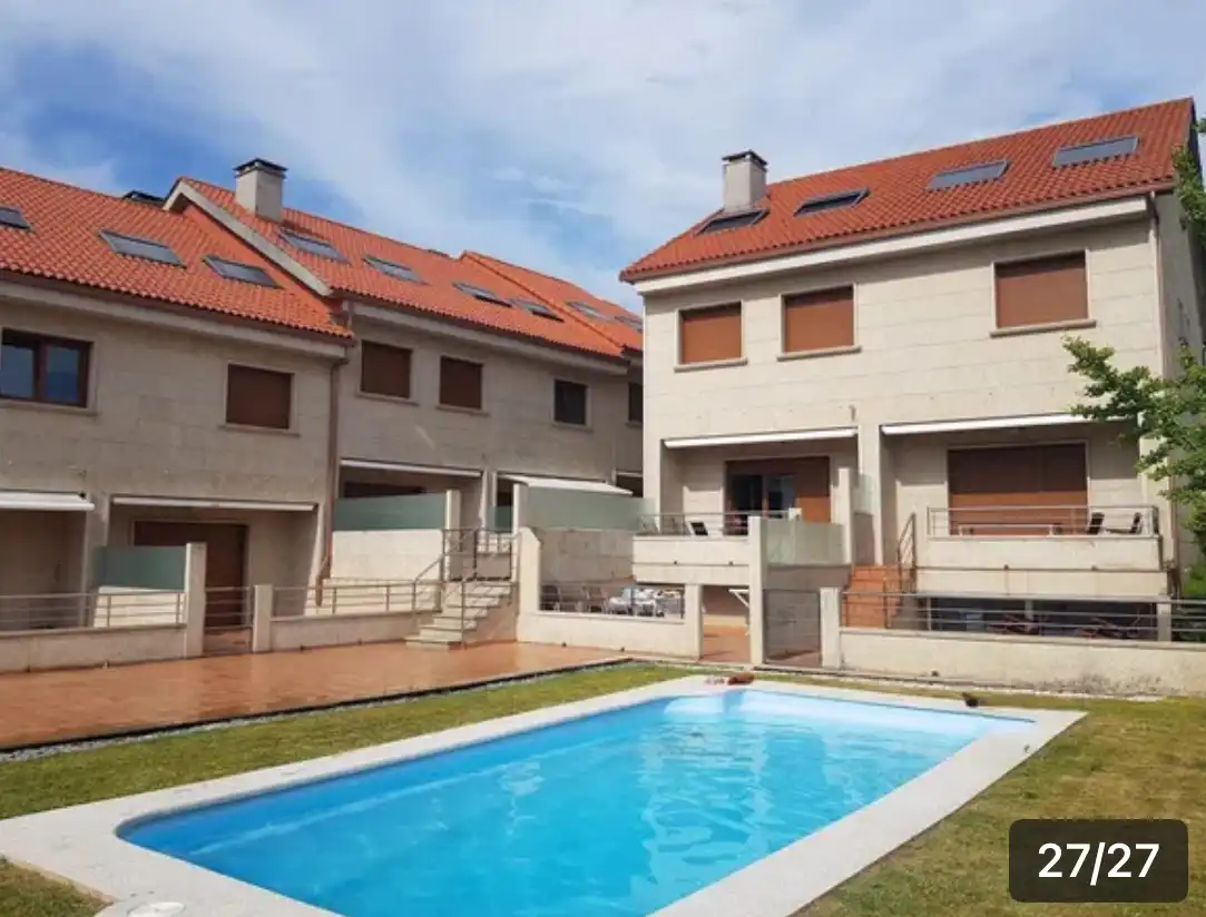 Adossat amb piscina en venda a Sanxenxo pueblo
